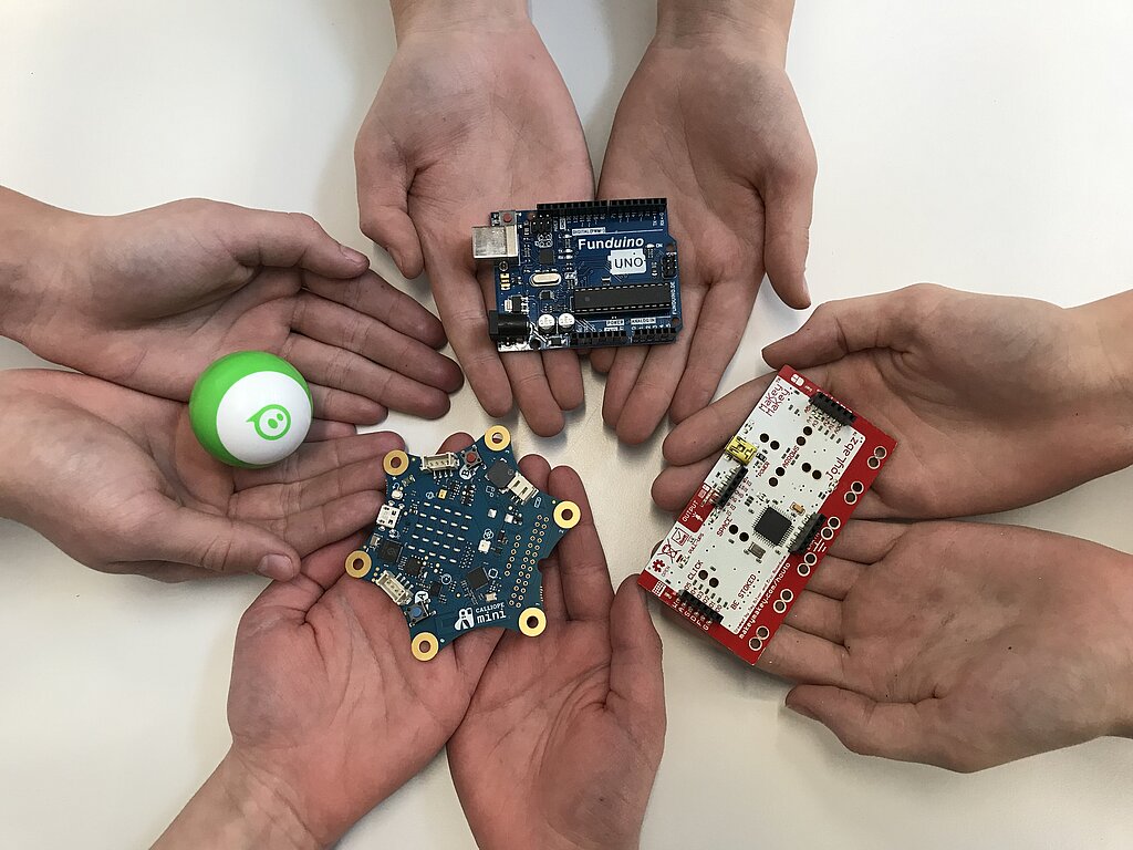 Spiel und Spaß mit den Mikrocontrollern Makey Makey, Sphero Mini und Calliope Mini